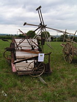 Moissonneuse lieuse (30eme fete des moissons de Saint-Jean-de-Touslas) (1)